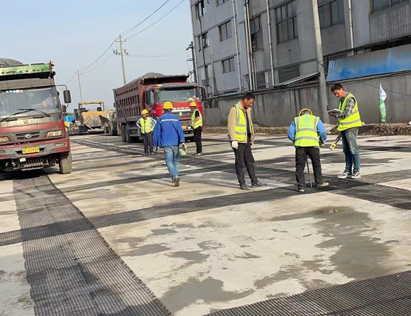 丹东老材料的新故事：玻璃纤维土工格栅如何在‘白改黑’浪潮中重获新生？